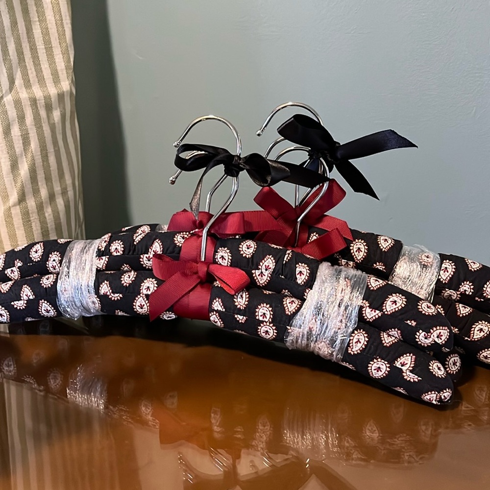 Vera Bradley Hangers Black Medallion